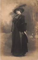 MODE - Chapeau à Plumes - Manteau à Fourrure - Robe Noire - Carte Postale Ancienne - Fashion