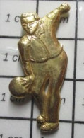 2922 Pin's Pins / Rare Et De Belle Qualité !!! SPORTS / BOWLING JOUEUR METAL JAUNE LEGER RELIEF - Bowling