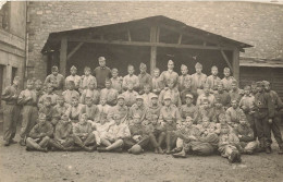 MILITARIA - Caserne - Des Soldats Faisant Une Photo De Groupe Dans Une Caserne - Carte Postale Ancienne - Casernes