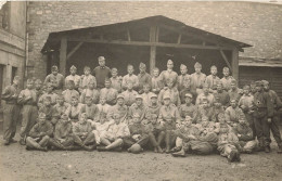 MILITARIA - Caserne - Des Soldats Faisant Une Photo De Groupe Dans Une Caserne - Carte Postale Ancienne - Kazerne