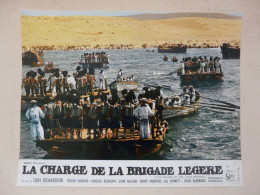 AFFICHETTE De FILM (21 X 27 Cm) : LA CHARGE DE LA BRIGADE LEGERE - Affiches