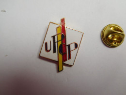 Superbe Pin's En EGF , UPCP , Union Du Personnel Du Corps De Police De Genève , Suisse - Police