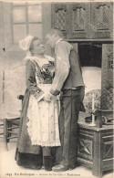 COUPLES - Autour Du Lit Clos - Tendresses - Bretagne - Carte Postale Ancienne - Couples