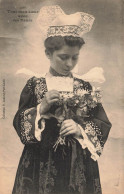 FOLKLORE - Costumes - Jeune Fille - Tout Mon Cœur Avec Ces Fleurs - Carte Postale Ancienne - Kostums