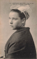 FOLKLORE - Costumes Bretons - Pays Du Léon - Jeune Fille De Lampaul Et Guimilau - Carte Postale Ancienne - Kostums