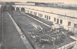 BELGIQUE - Dinant - Cour De La Citadelle - Sortie Du Musée - Carte Postale Ancienne - Dinant