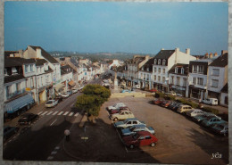 56 Morbihan CPM Gourin La Grande Place Voitures Citrpën 2CV  GS   Renault - Gourin