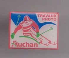 Pin's Auchan Travaux Photo Sport D'hiver Skieur  Réf  226 - Photographie