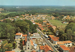 CPSM - LANDES - SAINT VINCENT DE TYROSSE - L'EGLISE - AU FOND LE STADE - Saint Vincent De Tyrosse