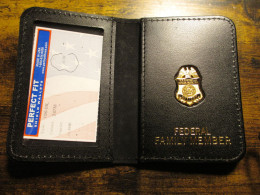 US Customs And Border Protection Family Member Leather Shielded ID Case/Wallet With 1.5" Mini Badge - Autres & Non Classés