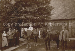 41585575 Oldenburg Holstein Reiterhof Pferde Gruppenfoto Oldenburg In Holstein - Oldenburg (Holstein)