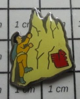 2822 Pin's Pins / Beau Et Rare / SPORTS / ALPINISME ESCALADE ECUREUIL ROUGE CAISSE D'EPARGNE - Alpinism, Mountaineering