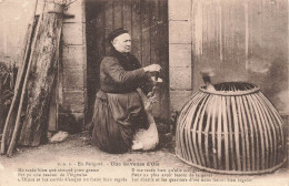 METIERS - Une Gaveuse D'oie - En Périgrod - Carte Postale Ancienne - Campesinos