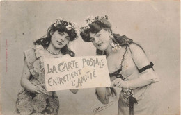 FANTAISIES - Deux Femmes Tenant Une Pancarte - La Carte Postale Entretien L'amitié - Carte Postale Ancienne - Femmes