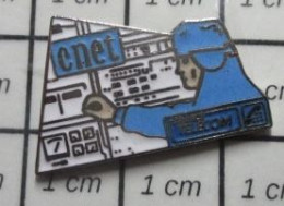 2822 Pin's Pins / Beau Et Rare / FRANCE TELECOM / CNET INGENIEUR AU DISTRIBUTEUR DE CAFE ça Réfléchit Dur ! - Telecom De Francia