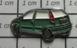 3019 Pin's Pins / Beau Et Rare /  AUTOMOBILES / VOITURE VERTE FIAT PUNTO - Fiat