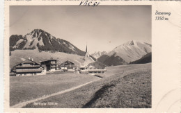 E2293) BERWANG - Tirol - S/W FOTO AK  WEg über Wiese Zu Häusern U. Kirche - Tolle Alte S/W AK Zugspitze Bleispitze - Berwang