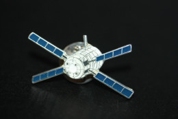 Pin's Satellite - ESA - CNES - Fusée - Aerospatiale - Space Rocket - NASA - Spazio