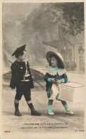 FANTAISIE - Fille - Garçon - Robe - Chapeaux Atypique - Une Très Très Jeune Petite Ouvrière.. - Carte Postale Ancienne - Autres & Non Classés