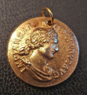 Curiosité ! Réplique D'un Aureus D'Hadrien Monté En Pendentif - Etain Doré - Anhänger