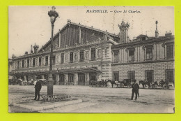 13 MARSEILLE La Gare Saint Charles Nombreux Attelages Chevaux Hommes Avec Parapluie Echelles Au Pied Du Poteau VOIR DOS - Station Area, Belle De Mai, Plombières