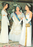 FAMILLE ROYALE - Her Majesty Queen Elizabeth II And The Queen Mother And The Princess Anne - Carte Postale - Royal Families