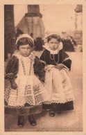 FOLKLORE - Petites Filles - La Bretagne Vous Salue - Carte Postale Ancienne - Trachten