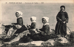 FOLKLORE - Costumes - Pointe Du Raz - Gardeuses De Vaches - Carte Postale Ancienne - Costumes