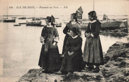 FOLKLORE - Costumes - Île De Sein - Femmes Au Port - Carte Postale Ancienne - Trachten