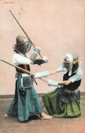 Kendo , Japan * CPA * Art Martial Escrime Kenjutsu Sabre * Fencing * Autrefois Au Japon Par Les Samouraïs - Andere & Zonder Classificatie