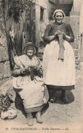 FOLKLORE - Costumes - Types D'Auvergne - Vieilles Paysannes - Carte Postale Ancienne - Trachten