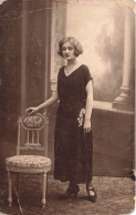 FANTAISIE - Femme - Une Femme En Robe Longue Noire - Debout - Chaise - Carte Postale Ancienne - Mujeres