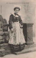 FOLKLORE - Costumes - Jeune Fille De Pont Aven Sortant De La Messe - Carte Postale Ancienne - Kostums