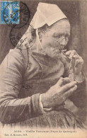 FOLKLORE - Costumes - Vieille Fumeuse - Pays De Quimper - Carte Postale Ancienne - Vestuarios
