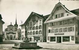 * Cpsm - SARNEN - PAPETERIE BUCHBINDEREI - Dorfplatz - Place Du Village - Mairie Eglise - Edit. WEHRLI VOUGA - Sarnen