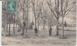 LE PLESSIS TREVISE (94) - Place De L'Eglise - Elagueur - 1909 - état Correct - Le Plessis Trevise