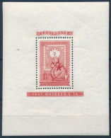 ** 1951 80 éves A Magyar Bélyeg 1Ft Blokk (17.000) (ránc, Gumihiba / Crease, Gum Disturbance) - Other & Unclassified