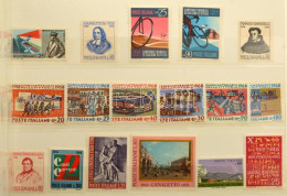 ** Olaszország Postai Ajándék Gyűjtemény A '60-as évekből 8 Lapos Közepes Berakóban - Other & Unclassified
