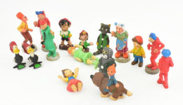 16 Db Régi Gumi és Bakelit Mesefigura, Közte Jelzett Walt Disney, Kopással, M: 4-8 Cm - Otros & Sin Clasificación