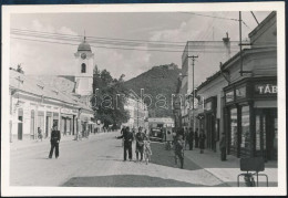 1939 Huszt, Utcakép, Katona, Csendőr, Autó, üzletek, Fotó, 7×9,5 Cm / Chust, Khust, Street, Photo - Otros & Sin Clasificación