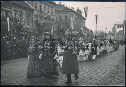 1938 Kassa, Felvidéki Bevonulás, Rendőr Vezetése Alatt Vonuló Népviseletes Nők, Későbbi Előhívás, 17x11,5 Cm - Autres & Non Classés