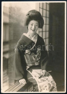 Cca 1920-1930 Japán, Gésa Enteriőrben, Fotó, Jelzés Nélkül, Alján Törésnyomokkal, 10×7 Cm - Otros & Sin Clasificación