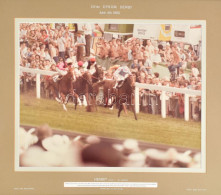 1980 A 201. Epsomi Derby. Nagy Méretű Fotó 50x40 Cm Paszpartuban /  1980 The 201st Epsom Derby. Large Photo 50x40 Cm In  - Sonstige & Ohne Zuordnung