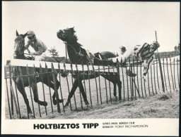 ,,Holtbiztos Tipp" Című Angol Film Egy Jelenete, 1 Db Vintage Produkciós Filmfotó (vitrinfotó, Lobbyfotó) Ezüst Zselatin - Altri & Non Classificati