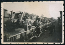 Cca 1940 Magyar Tüzérségi ágyúk Vasúti Szállítása, "Deutsche Reichsbahn" Feliratú Tehervagonon, Fotó, 8,5x5,5 Cm - Autres & Non Classés