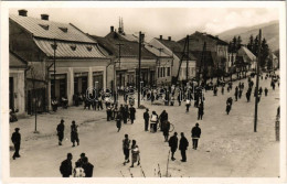 T2 1941 Kőrösmező, Körösmező, Jaszinya, Jasina, Yasinia (Máramaros); Ruszin Népviselet A Fő Utcán, Lebovits Bernát üzlet - Non Classés