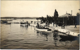 ** T2 Pola, Pula; Molo Bellona With K.u.K. Kriegsmarine Mariners. Phot. Alois Beer. Verlag Schrinner - Non Classés