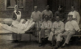 T2 1915 German Injured Soldiers And Nurses, Hospital Park, Group Photo - Unclassified
