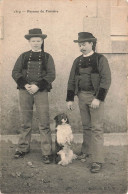 FOLKLORE - Costumes - Paysans Du Finistère - Carte Postale Ancienne - Costumes