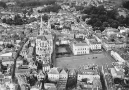 Cholet * Vue Aérienne Sur La Place Travot * La Cathédrale Et Le Théâtre - Cholet